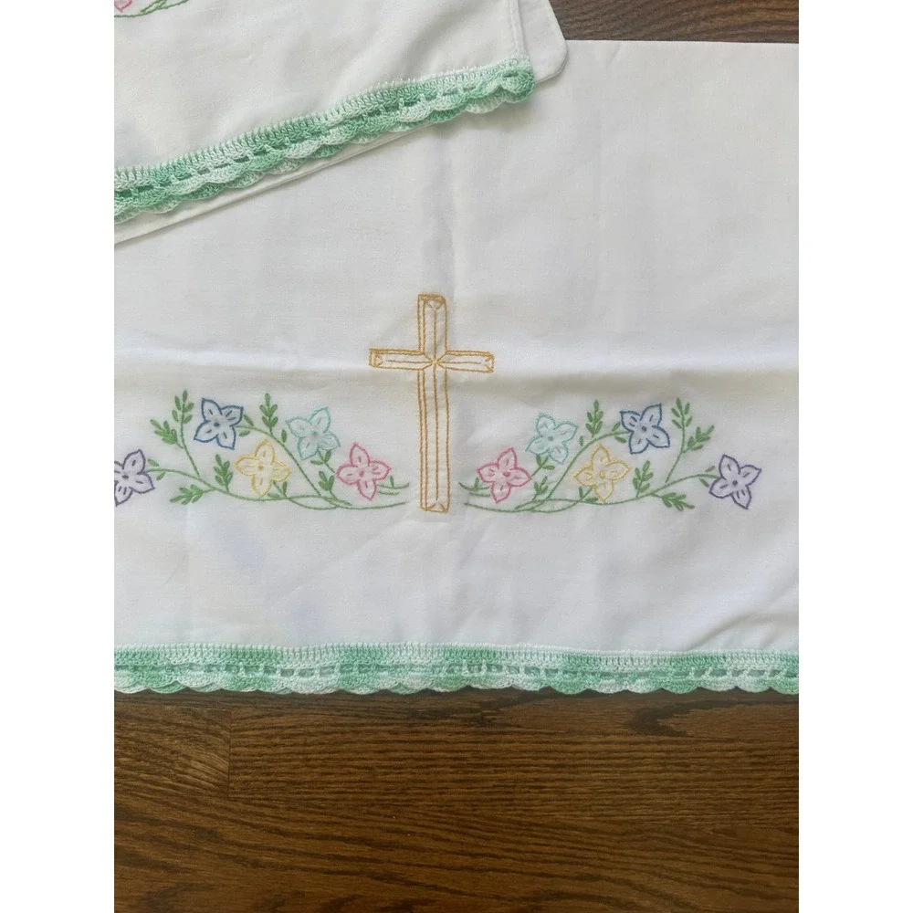 NWOT Hand Embroidered Cross Queen 2 Pillowcases White Floral Lace Trim Vintage